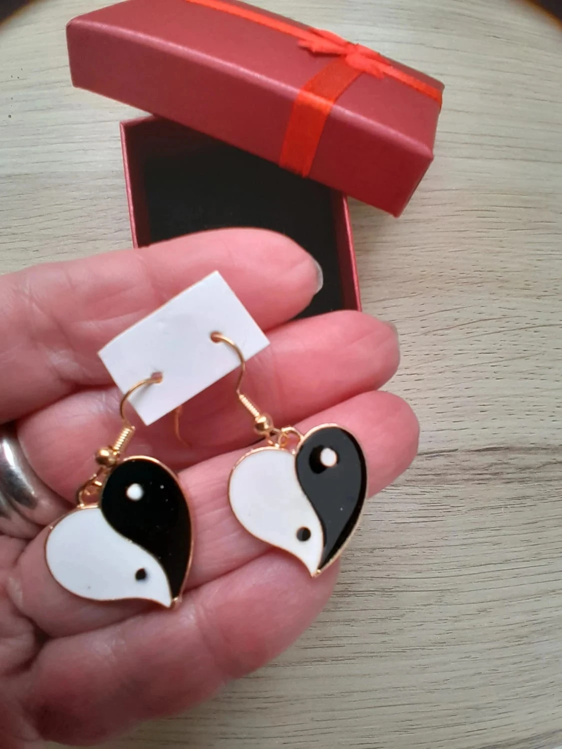 Oorbellen, harten, yin en yang, zwart en wit, vergulde – photo 4